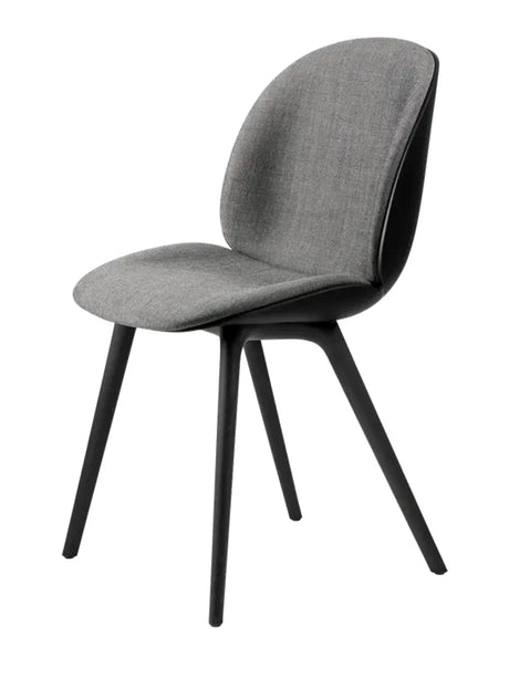 Beetle Chair, forsidepolstret, sort skal fra GUBI - Remix 3, Kvadrat (0152) / Black Plastic Base - Jacobsen Plus