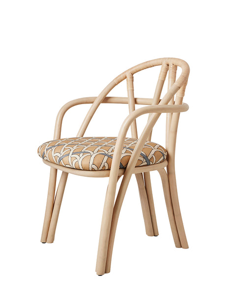 Bistra Dining Armchair fra GUBI - Natural Lacquered Rattan / Reales Pattern 002 - Jacobsen Plus