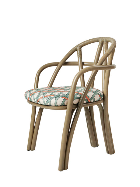 Bistra Dining Armchair fra GUBI - Olive Stained Rattan / Reales Pattern 001 - Jacobsen Plus