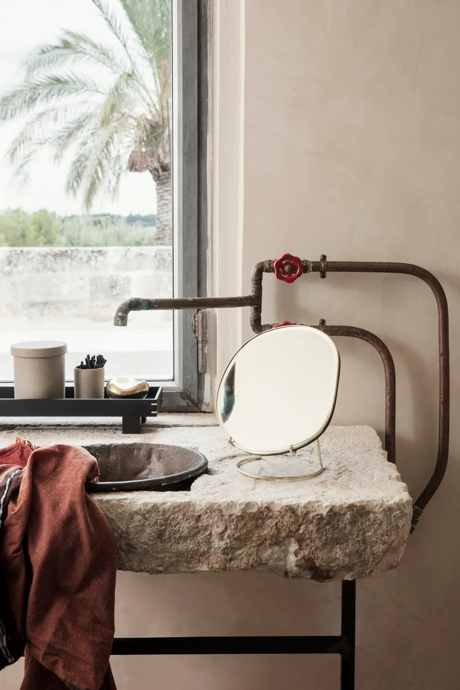 Pond Table Mirror, Brass fra Ferm Living - 2 - Jacobsen Plus