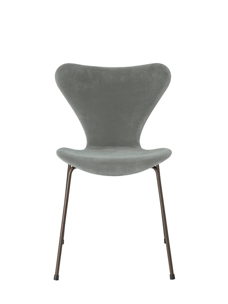 3107 Stol, fuldpolstret velour af Arne Jacobsen - Seal grey - Jacobsen Plus