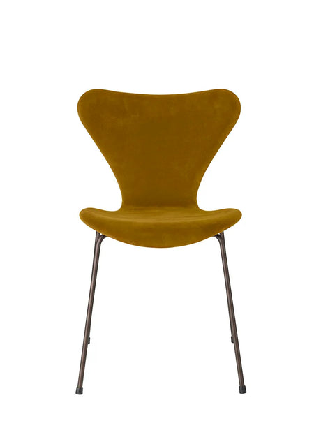 3107 Stol, fuldpolstret velour af Arne Jacobsen - Soft ochre - Jacobsen Plus