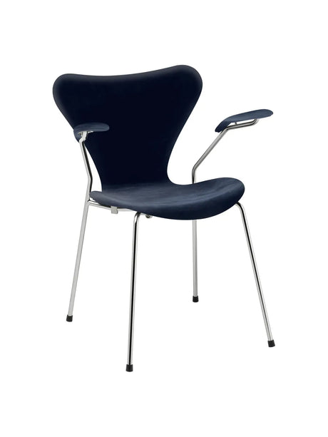 3207 Serie 7 Armstol af Arne Jacobsen - Fuldpolstret / Belfast (velour) / Midnight blue - Jacobsen Plus