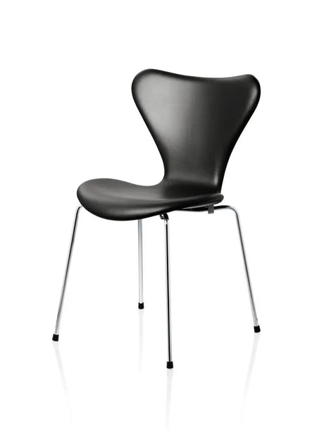 3107 Serie 7, fuldpolstret af Arne Jacobsen - Essential læder / Sort - Jacobsen Plus