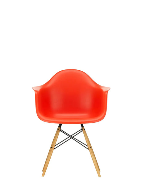Eames Plastic Armchair DAW, ahorntræ fra Vitra - Poppy red - Jacobsen Plus