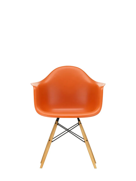 Eames Plastic Armchair DAW, ahorntræ fra Vitra - Rusty Orange - Jacobsen Plus