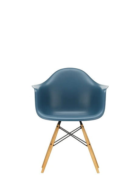 Eames Plastic Armchair DAW, ahorntræ fra Vitra - Sea blue - Jacobsen Plus