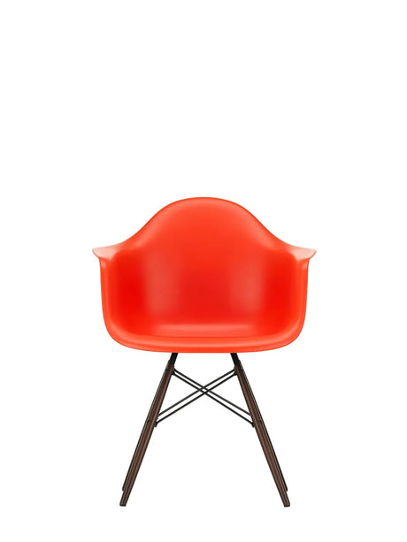 Eames Plastic Armchair DAW, mørkbejdset ahorntræ fra Vitra - Poppy red - Jacobsen Plus