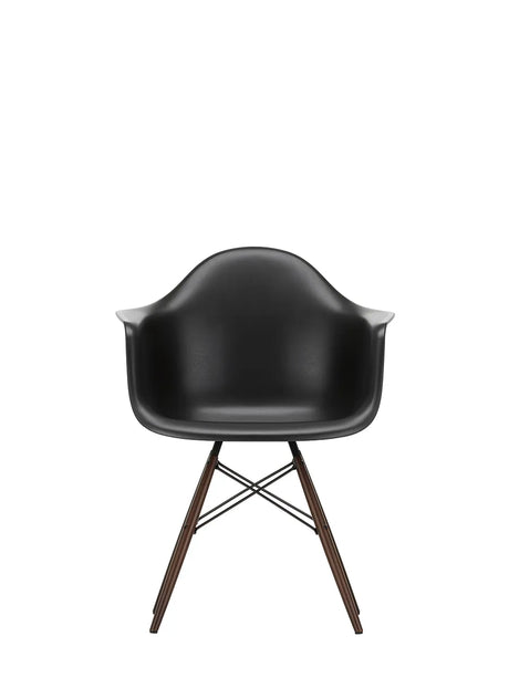 Eames Plastic Armchair DAW, mørkbejdset ahorntræ fra Vitra - Deep black - Jacobsen Plus
