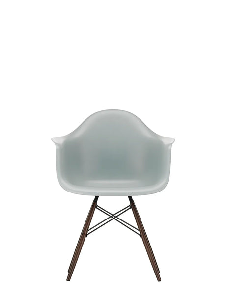 Eames Plastic Armchair DAW, mørkbejdset ahorntræ fra Vitra - Light grey - Jacobsen Plus