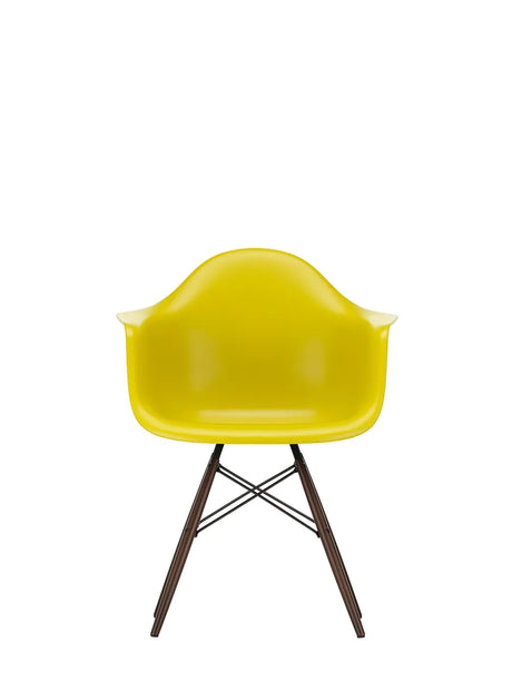 Eames Plastic Armchair DAW, mørkbejdset ahorntræ fra Vitra - Mustard - Jacobsen Plus