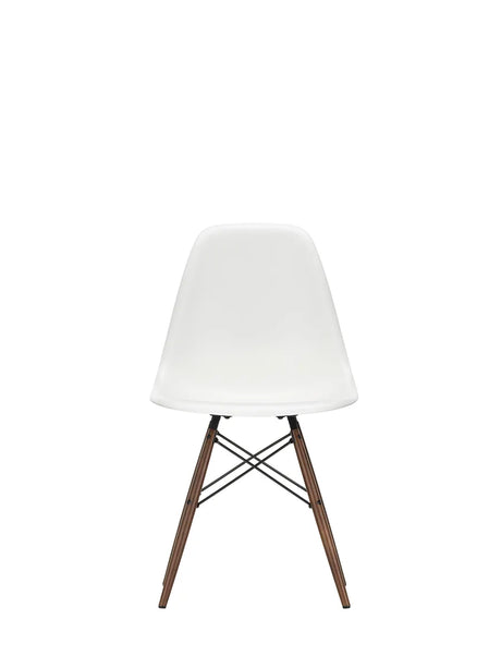 Eames Plastic Side Chair DSW, mørkbejdset ahorntræ fra Vitra - White - Jacobsen Plus