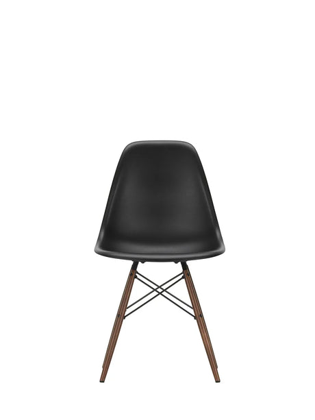 Eames Plastic Side Chair DSW, mørkbejdset ahorntræ fra Vitra - Deep black - Jacobsen Plus