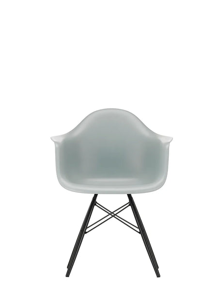 Eames Plastic Armchair DAW, sortlakeret ahorntræ fra Vitra - Light grey - Jacobsen Plus