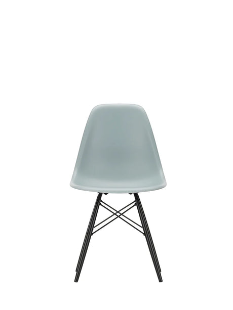 Eames Plastic Side Chair DSW, sortlakeret ahorntræ fra Vitra - Light grey - Jacobsen Plus