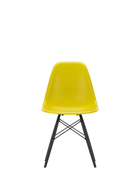 Eames Plastic Side Chair DSW, sortlakeret ahorntræ fra Vitra - Mustard - Jacobsen Plus