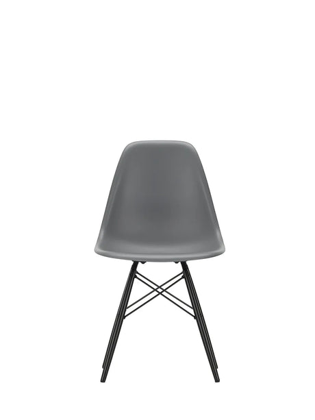 Eames Plastic Side Chair DSW, sortlakeret ahorntræ fra Vitra - Granite grey - Jacobsen Plus