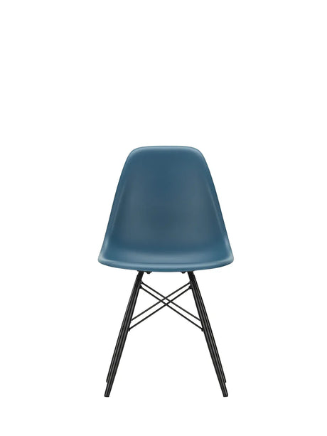 Eames Plastic Side Chair DSW, sortlakeret ahorntræ fra Vitra - Sea blue - Jacobsen Plus