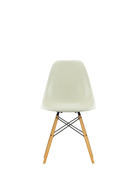 Eames Fiberglass Chair DSW, lys ahorn fra Vitra - Eames Parchment - Jacobsen Plus