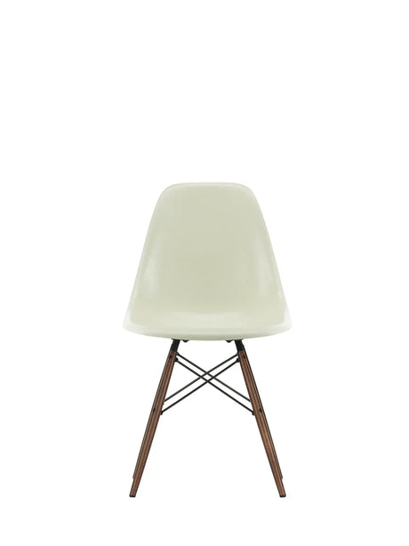 Eames Fiberglass Chair DSW, mørkbejdset ahorn fra Vitra - Eames Parchment - Jacobsen Plus