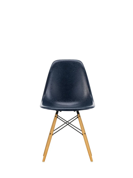 Eames Fiberglass Chair DSW, lys ahorn fra Vitra - Eames Navy Blue - Jacobsen Plus