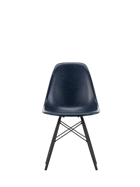 Eames Fiberglass Chair DSW, sortlakeret ahorn fra Vitra - Eames Navy Blue - Jacobsen Plus
