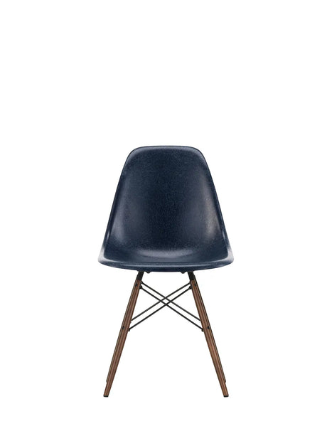 Eames Fiberglass Chair DSW, mørkbejdset ahorn fra Vitra - Eames Navy Blue - Jacobsen Plus