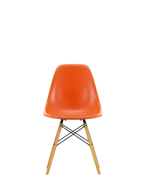Eames Fiberglass Chair DSW, lys ahorn fra Vitra - Eames Red Orange - Jacobsen Plus