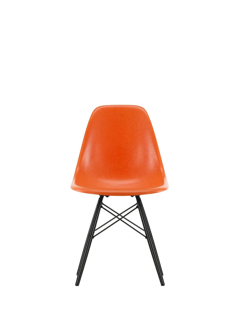 Eames Fiberglass Chair DSW, sortlakeret ahorn fra Vitra - Eames Red Orange - Jacobsen Plus
