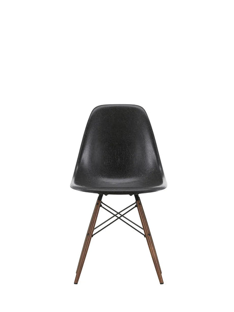Eames Fiberglass Chair DSW, mørkbejdset ahorn fra Vitra - Eames Elephant Hide Grey - Jacobsen Plus