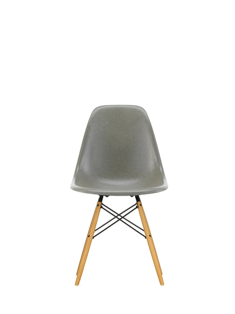 Eames Fiberglass Chair DSW, lys ahorn fra Vitra - Eames Raw Umber - Jacobsen Plus