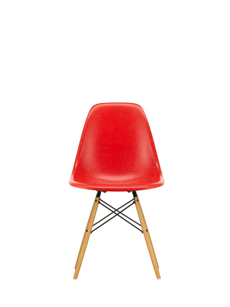 Eames Fiberglass Chair DSW, lys ahorn fra Vitra - Eames Red - Jacobsen Plus