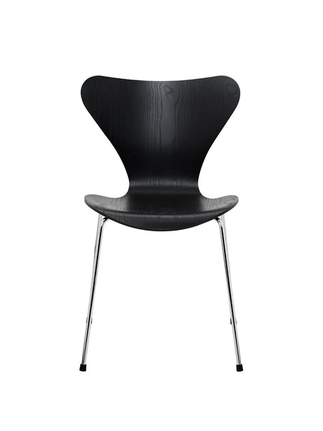 3107 Serie 7 stol i farvet ask af Arne Jacobsen - Sort / Krom - Jacobsen Plus