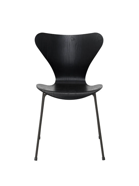 3107 Serie 7 stol i farvet ask af Arne Jacobsen - Sort / Warm Graphite - Jacobsen Plus