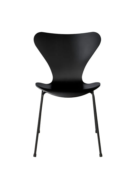 3107 Serie 7 stol lakeret af Arne Jacobsen - Sort / Sort - Jacobsen Plus