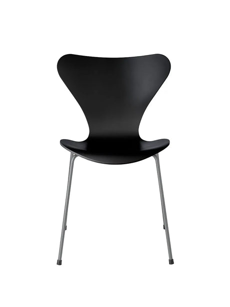 3107 Serie 7 stol lakeret af Arne Jacobsen - Sort / Silver Grey - Jacobsen Plus
