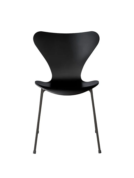 3107 Serie 7 stol lakeret af Arne Jacobsen - Sort / Warm Graphite - Jacobsen Plus