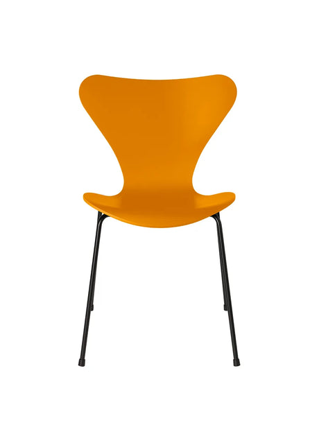 3107 Serie 7 stol lakeret af Arne Jacobsen - Burnt Yellow / Sort - Jacobsen Plus