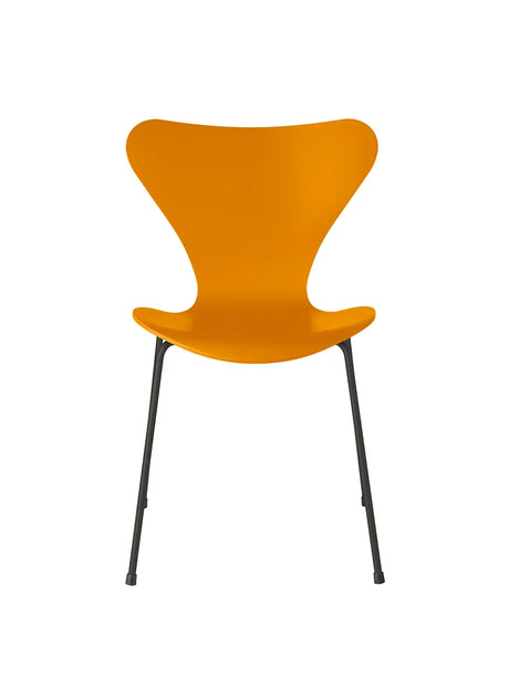 3107 Serie 7 stol lakeret af Arne Jacobsen - Burnt Yellow / Warm Graphite - Jacobsen Plus