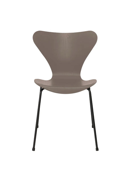 3107 Serie 7 stol i farvet ask af Arne Jacobsen - Deep Clay / Sort - Jacobsen Plus