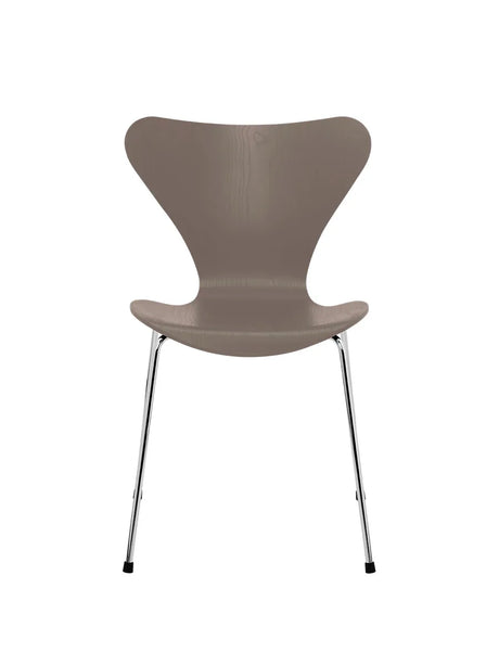 3107 Serie 7 stol i farvet ask af Arne Jacobsen - Deep Clay / Krom - Jacobsen Plus