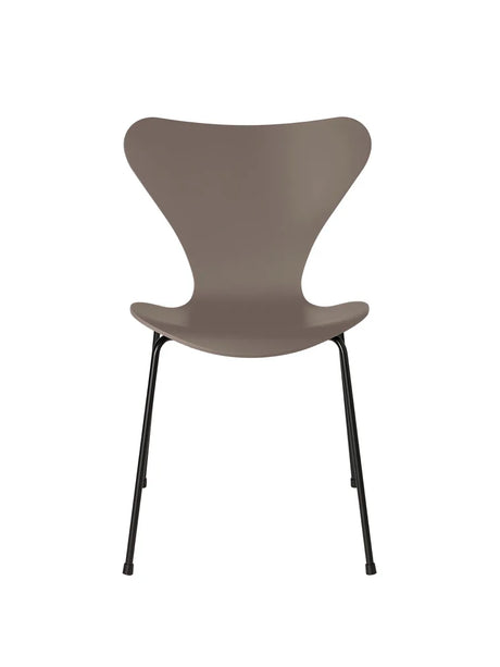 3107 Serie 7 stol lakeret af Arne Jacobsen - Deep Clay / Sort - Jacobsen Plus