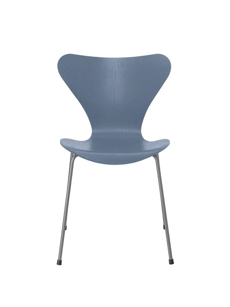 3107 Serie 7 stol i farvet ask af Arne Jacobsen - Dusk Blue / Silver Grey - Jacobsen Plus