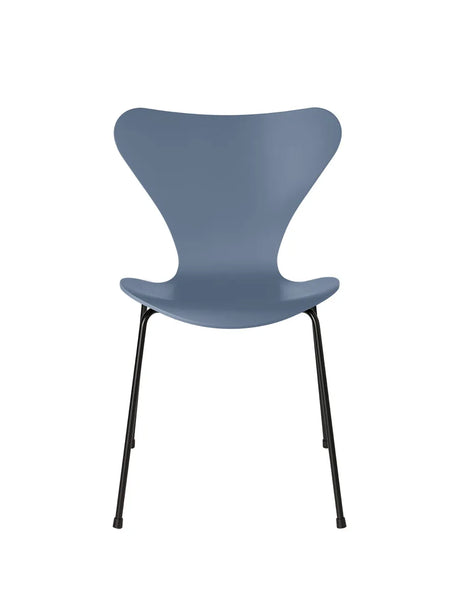 3107 Serie 7 stol lakeret af Arne Jacobsen - Dusk Blue / Sort - Jacobsen Plus