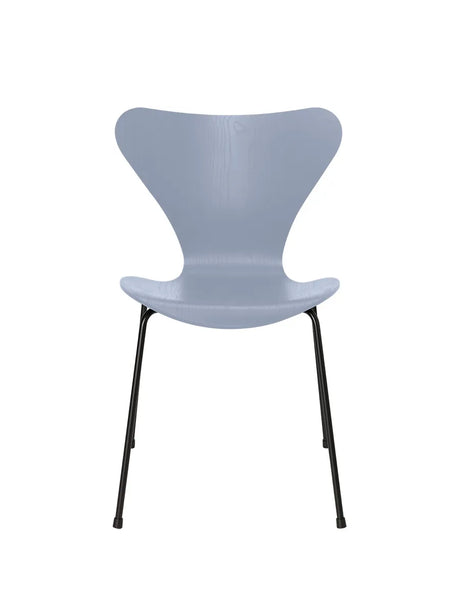 3107 Serie 7 stol i farvet ask af Arne Jacobsen - Lavender Blue / Sort - Jacobsen Plus