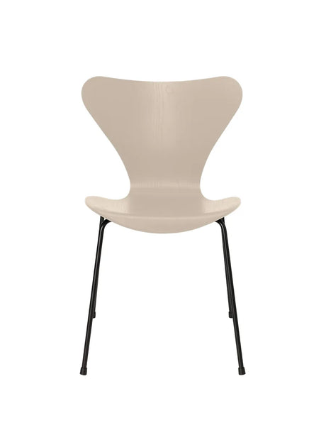 3107 Serie 7 stol i farvet ask af Arne Jacobsen - Light Beige / Sort - Jacobsen Plus