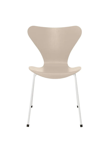 3107 Serie 7 stol i farvet ask af Arne Jacobsen - Light Beige / Hvid - Jacobsen Plus
