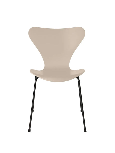 3107 Serie 7 stol lakeret af Arne Jacobsen - Light Beige / Sort - Jacobsen Plus