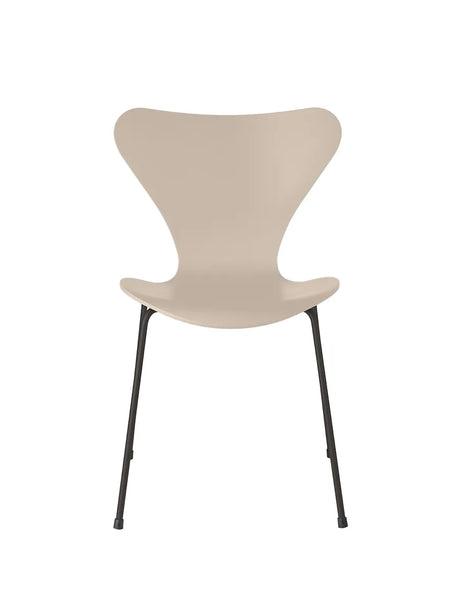 3107 Serie 7 stol lakeret af Arne Jacobsen - Light Beige / Warm Graphite - Jacobsen Plus