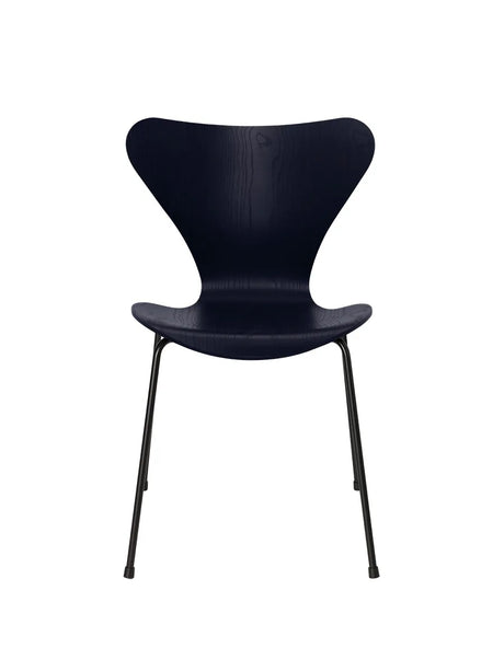 3107 Serie 7 stol i farvet ask af Arne Jacobsen - Midnight Blue / Sort - Jacobsen Plus